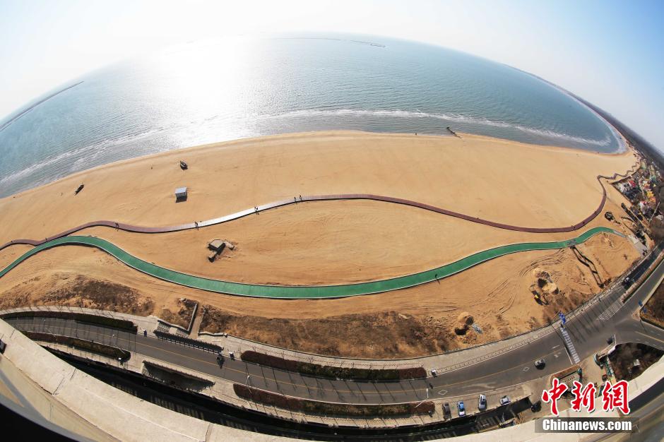 3月13日，秦皇岛万米临海沙滩木栈道。据了解，该木栈道全长约4200米，与北戴河区原有的7500米木栈道对接后全线总长度1.17万米，整个木栈道东起秦皇岛体育基地游船码头，西至北戴河湿地公园，呈波浪形蜿蜒10.4公里海岸线。 中新社发 曹建雄 摄 CNSPHOTO